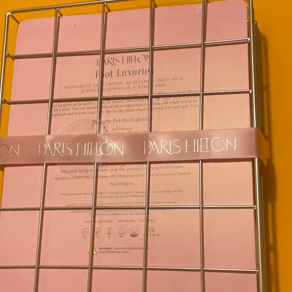 PARIS HILTON Foot Luxuries Set in Delicate Petals, NIP - Picture 3 of 7